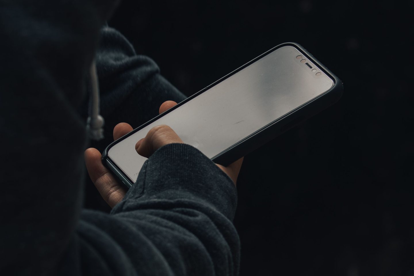 Eine Hand hält ein Smartphone mit leerem Bildschirm