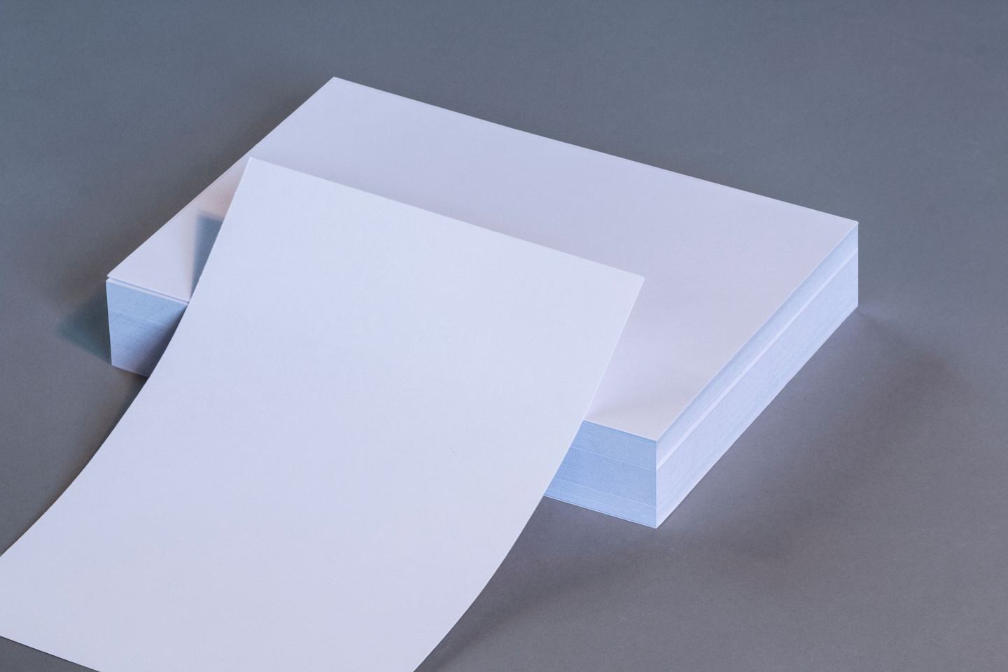 Stapel weißer Blätter mit einem einzelnen Blatt davor