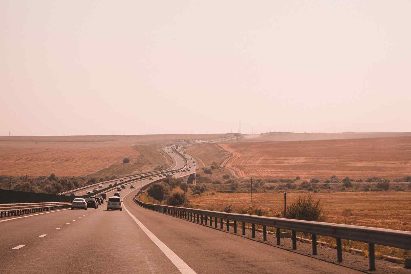 Autobahn mit wenigen Fahrzeugen, die sich durch offenes Land zieht