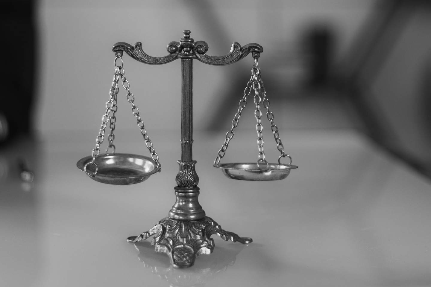 Alte Balkenwaage mit zwei leeren Schalen, Schwarzweißaufnahme