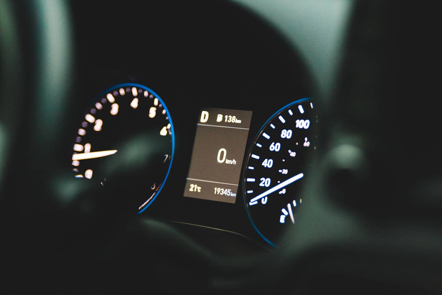 Kombiinstrument eines Fahrzeugs mit ablesbarem Kilometerstand, Tachonadel auf null