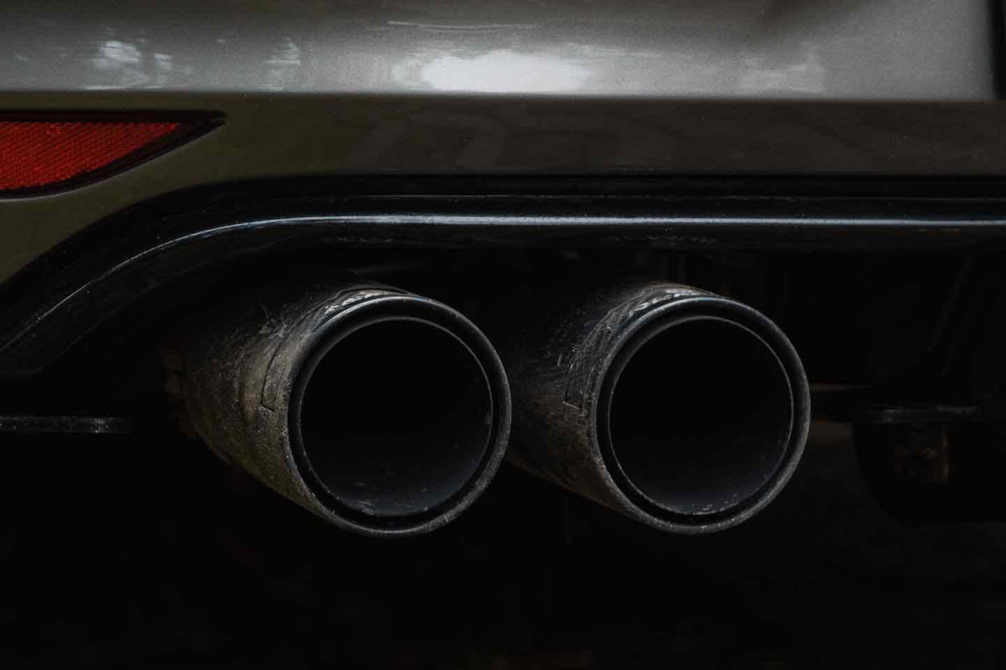 Nahaufnahme einer doppelten Endrohranlage am Heck eines Fahrzeugs